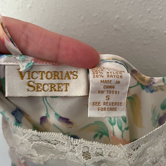 Victoria’s Secret Gold Label Floral Cream Slip Chemise Size Small - Picture 8 of 9